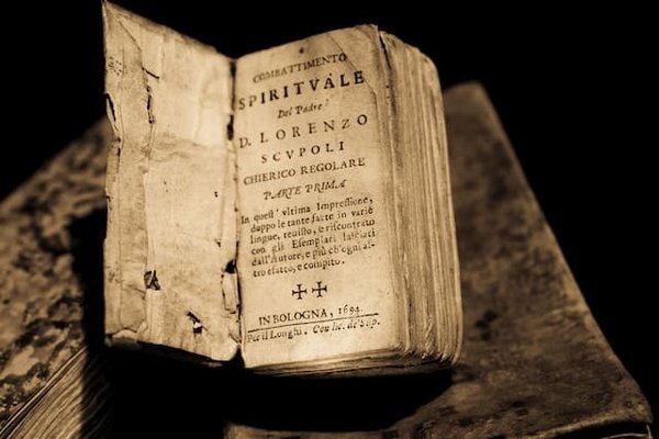 Comment écrire une biographie d'artiste : Structure et recherche ?