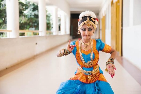 Quels sont les secrets pour créer un spectacle de danse inspiré des films de Bollywood ?